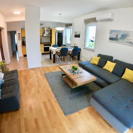 Sunny Apartment By The Beach Kaštel Štafilić Eksteriør billede