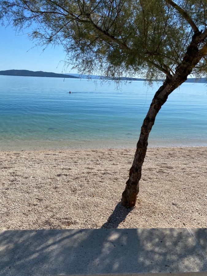 Sunny Apartment By The Beach Kaštel Štafilić Eksteriør billede