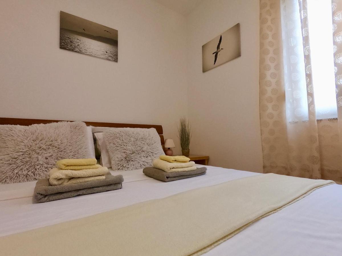 Sunny Apartment By The Beach Kaštel Štafilić Eksteriør billede