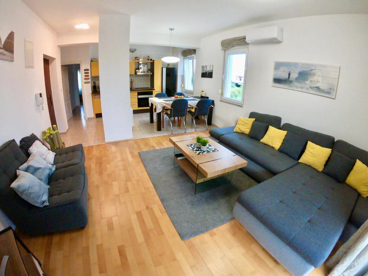 Sunny Apartment By The Beach Kaštel Štafilić Eksteriør billede